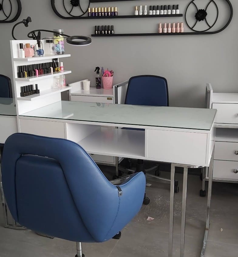 نمای داخلی سالن - کاشت ناخن